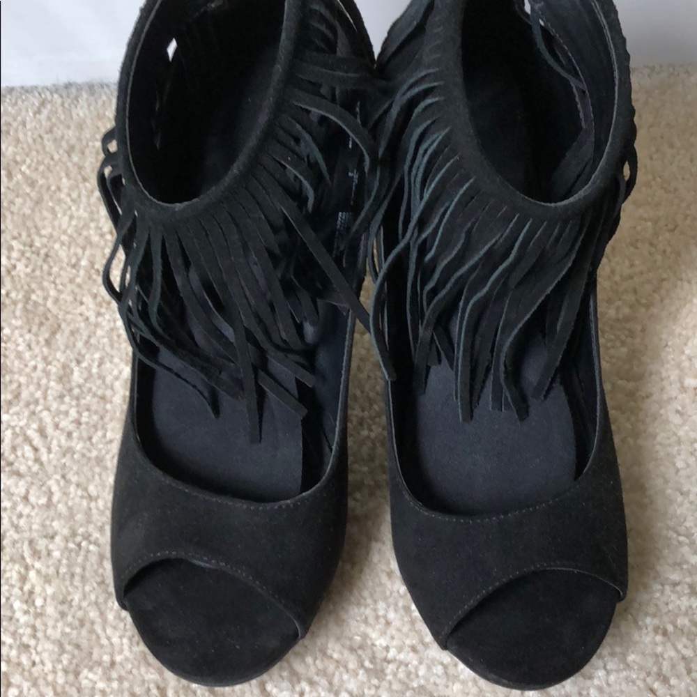 Black suede fringed pumps